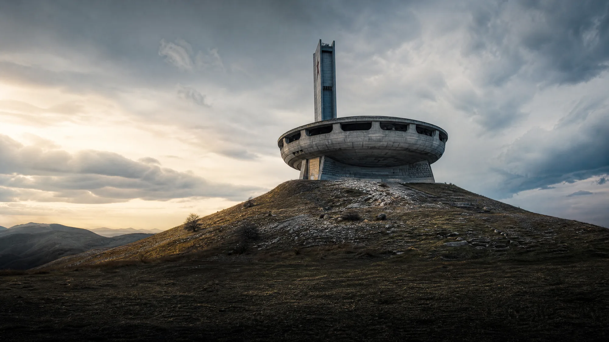 Ein kolossales, UFO-förmiges brutalistisches Bauwerk, erbaut 1981 auf einem 1,432-Meter-Gipfel im Zentralen Balkangebirge.