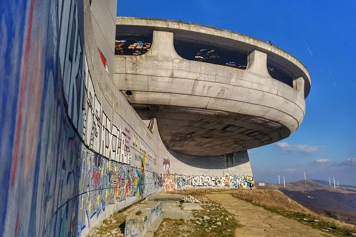 Außenansicht des Buzludscha-Denkmals mit Graffiti an den Wänden.